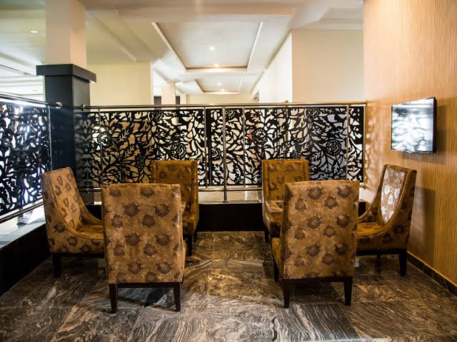 Oakland Restaurant and Lounge